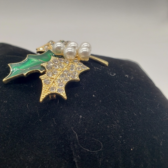 Christmas Mistletoe simulated pearl, crystal pin - Picture 3 of 5